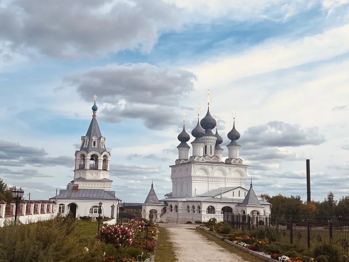 Куда съездить на машине из Москвы на выходные с возрастными родителями: локации, отели, траты
