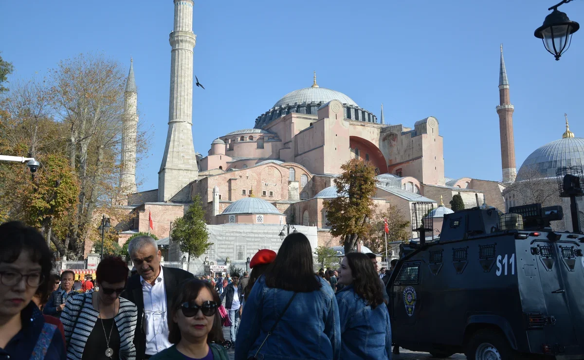 Время в стамбуле сегодня. Стамбул туристы. Стамбул сейчас для туристов. Путешественник в Стамбуле. Стамбул отпуск.