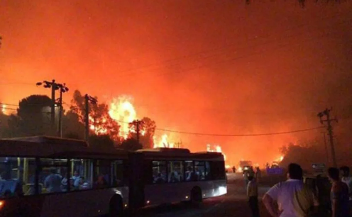 Пожар в измире. Пожар в Турции. Пожар на заводе в Турции.