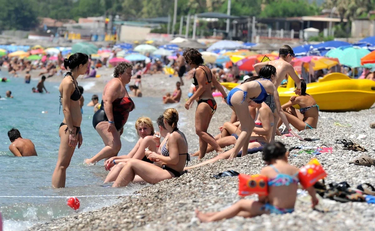 Сколько людей живет в турции. Antalya konyaalti Plaji. Купаются ли в Турции в ноябре. Halk Beach Анталия. Alanya Rus Beach.