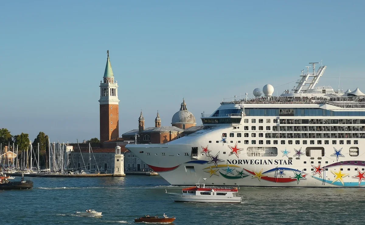 круизный лайнер заходит в порт венеции
