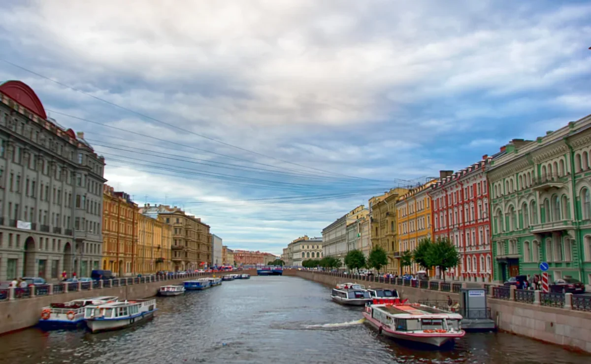 Где в санкт петербурге проходит. Фонтанка Санкт-Петербург. Катенинская улица СПБ. Современная архитектура Санкт-Петербурга. Кошки в архитектуре Петербурга.